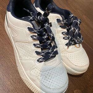 Stylish Cream Sneakers with Navy Laces